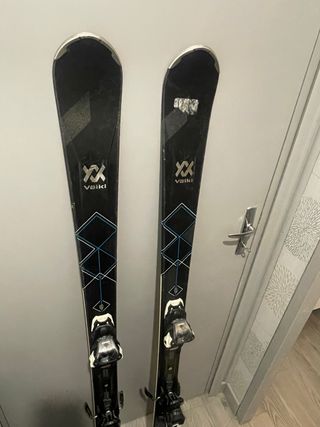 Esquís y botas de esquí