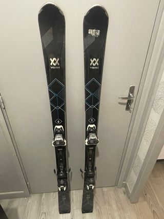 Esquís y botas de esquí