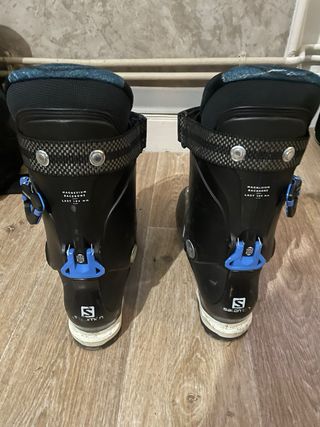 Esquís y botas de esquí