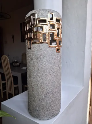 Jarrón alto beige con detalles dorados