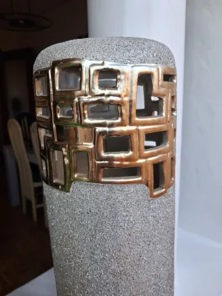 Jarrón alto beige con detalles dorados