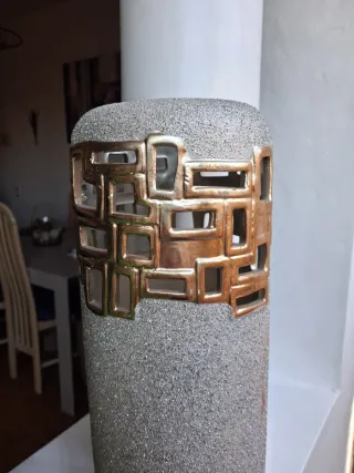 Jarrón alto beige con detalles dorados