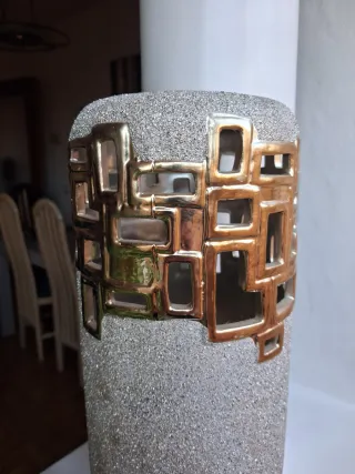 Jarrón alto beige con detalles dorados