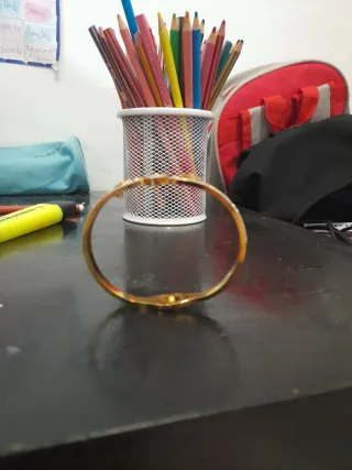 Pulsera de acero dorada con diseño floral