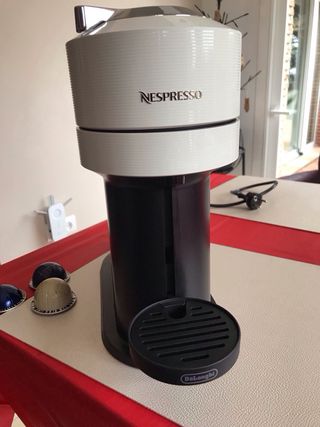 Cafetera Nespresso Blanca y Negra