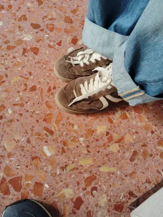 Zapatillas marrones y azules