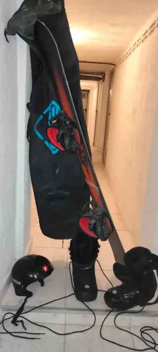 Tabla Snowboard + Botas Talla 42 + Funda + casco.