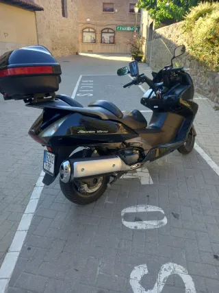 Moto Honda Negra con Baúl