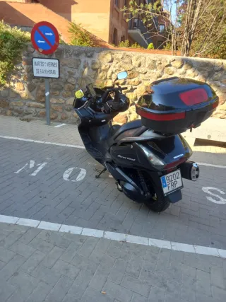 Moto Honda Negra con Baúl