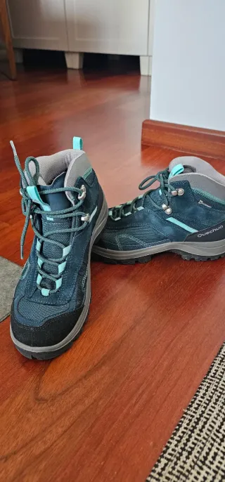 Botas de montaña Quechua azul y turquesa