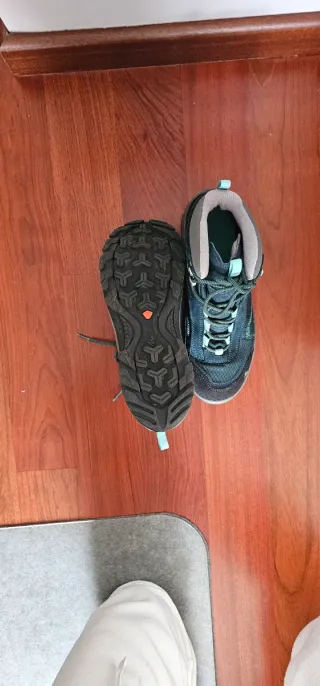 Botas de montaña Quechua azul y turquesa