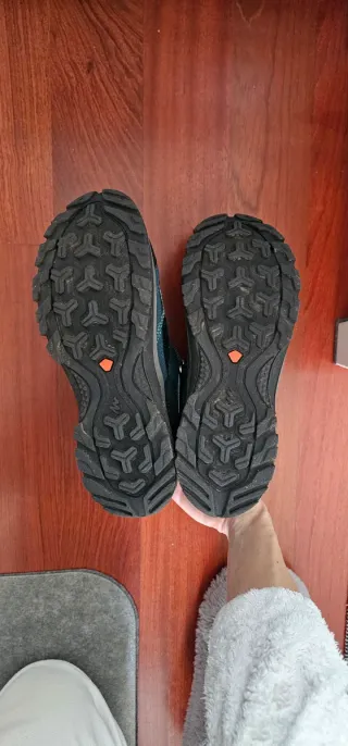 Botas de montaña Quechua azul y turquesa