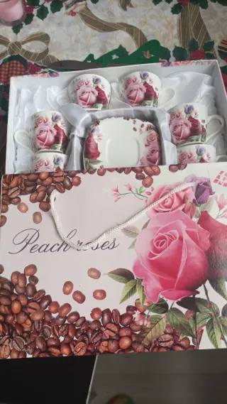 Juego de tazas de café con rosas