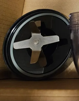 Licuadora con vasos y cuchillas