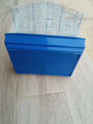 Jaula para pájaros azul y blanca