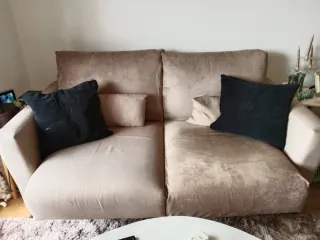 Sofá beige y negro de tela