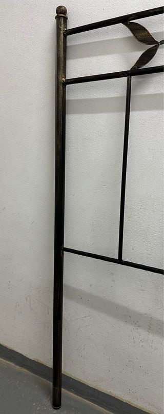 Cabecero de hierro forjado 135. Detalles dorados
