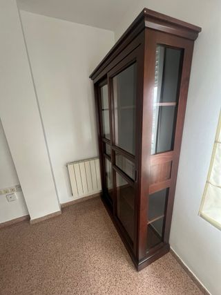 Mueble expositor de madera y cristal