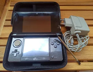 Nintendo 3DS con Juegos, cargador y funda