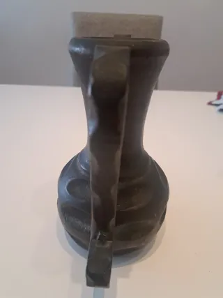 Jarrón de madera antiguo con asas