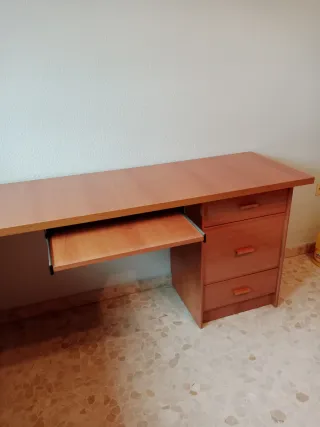 Escritorio de madera marrón