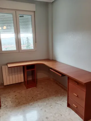 Escritorio de madera marrón