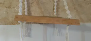 Estantería madera y cuerda macramé