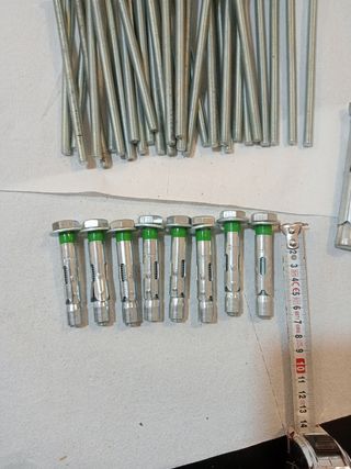 Tornillos de expansión metálicos