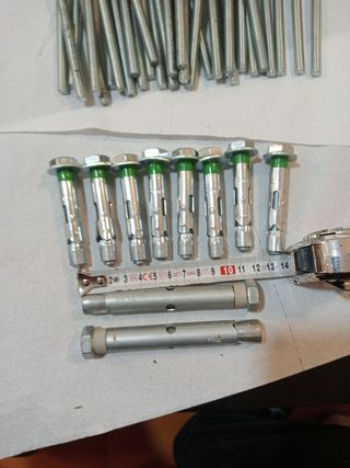 Tornillos de expansión metálicos