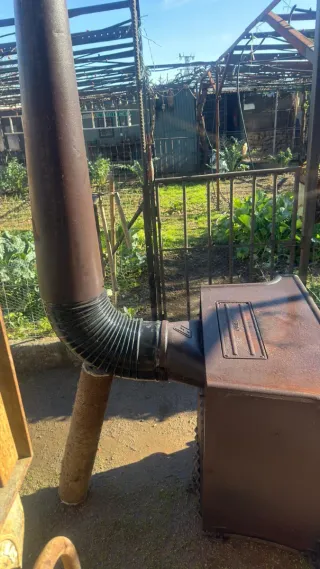 Estufa de leña antigua de metal