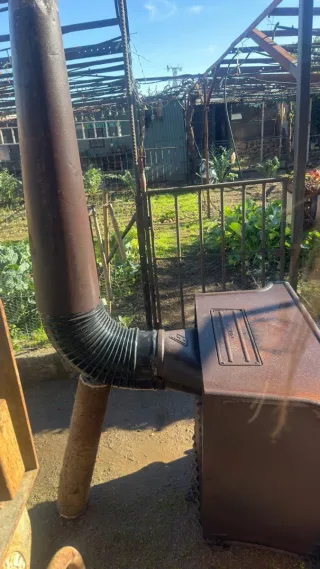 Estufa de leña antigua de metal