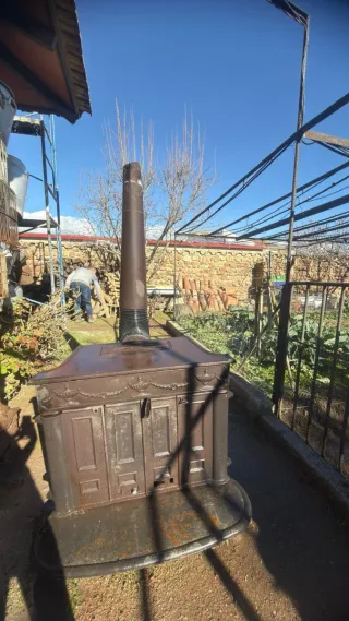 Estufa de leña antigua de metal