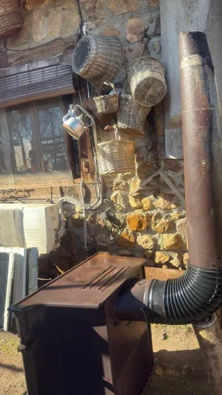 Estufa de leña antigua de metal