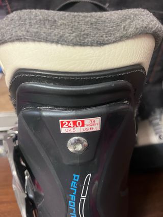 Botas de esquí Salomon talla 24 y skis wedze 126.