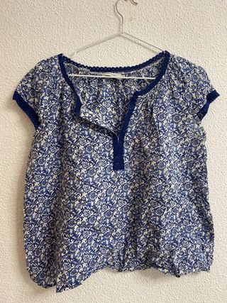 Camiseta estampada floral azul y blanca