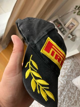 Gorra Pirelli Negra con Bordado Dorado