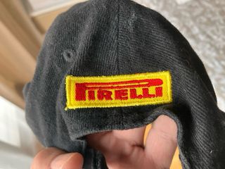 Gorra Pirelli Negra con Bordado Dorado