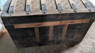 Baúl antiguo de madera y metal