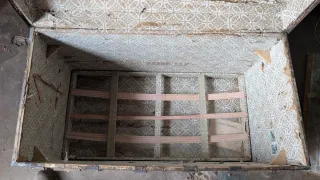 Baúl antiguo de madera y metal