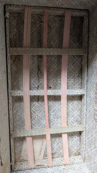 Baúl antiguo de madera y metal