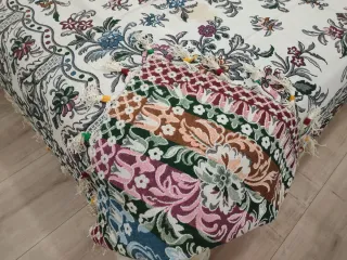 Retales de tela y colcha multicolor