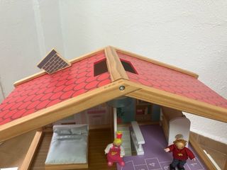 Casa de muñecas de madera