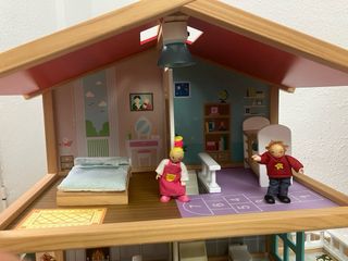 Casa de muñecas de madera