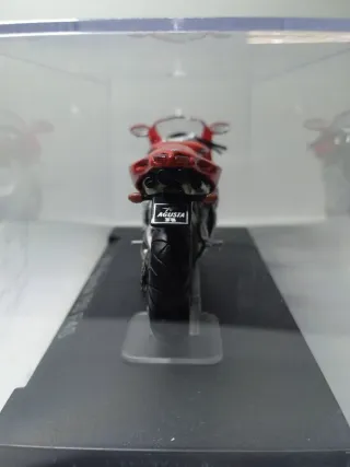 MV Agusta 750 F4S Escala 1:24