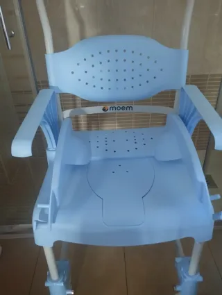 Silla de ducha y WC con ruedas Moen