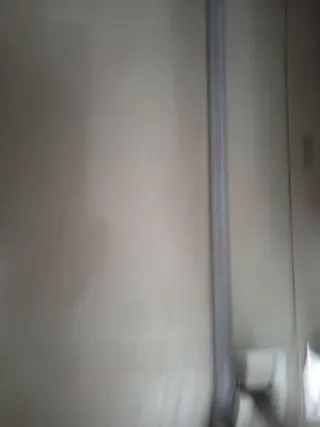 Dos percheros metálicos y de madera