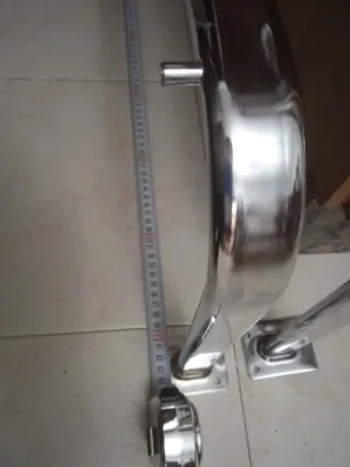 Dos percheros metálicos y de madera