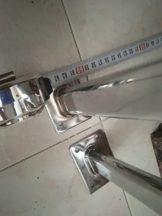 Dos percheros metálicos y de madera