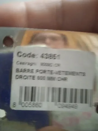 Dos percheros metálicos y de madera