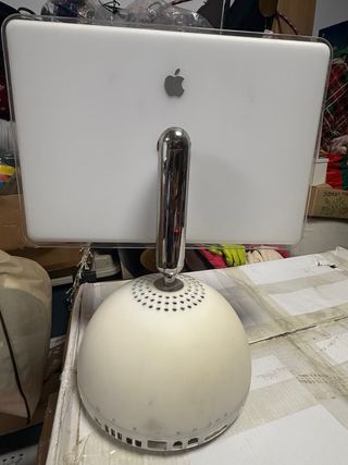 iMac G4 Apple con altavoces y teclado